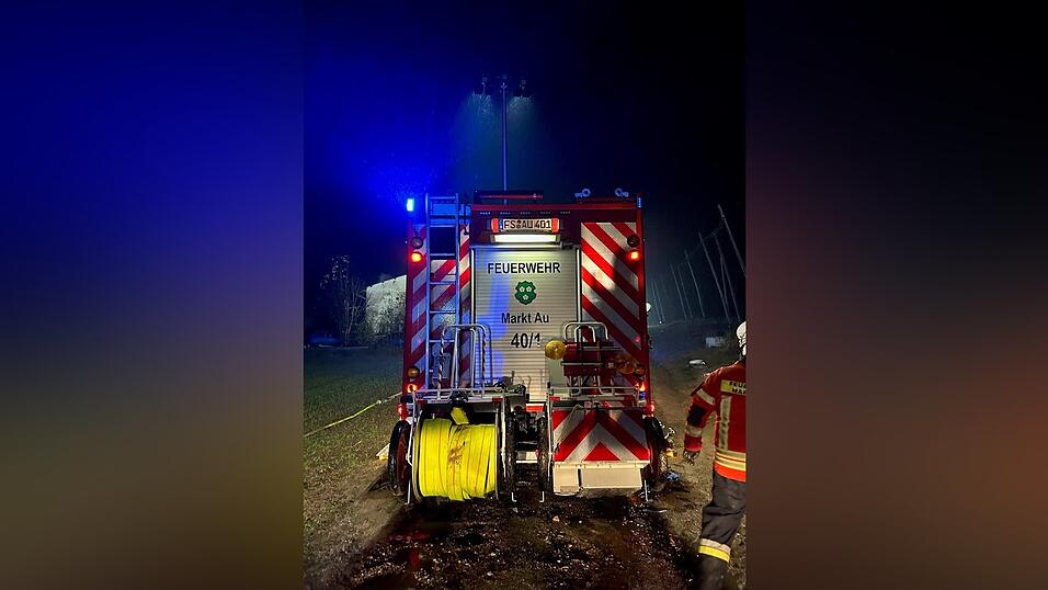 Mehrere Kilometer Schlauchleitungen wurden aus dem nächsten Ort gelegt.