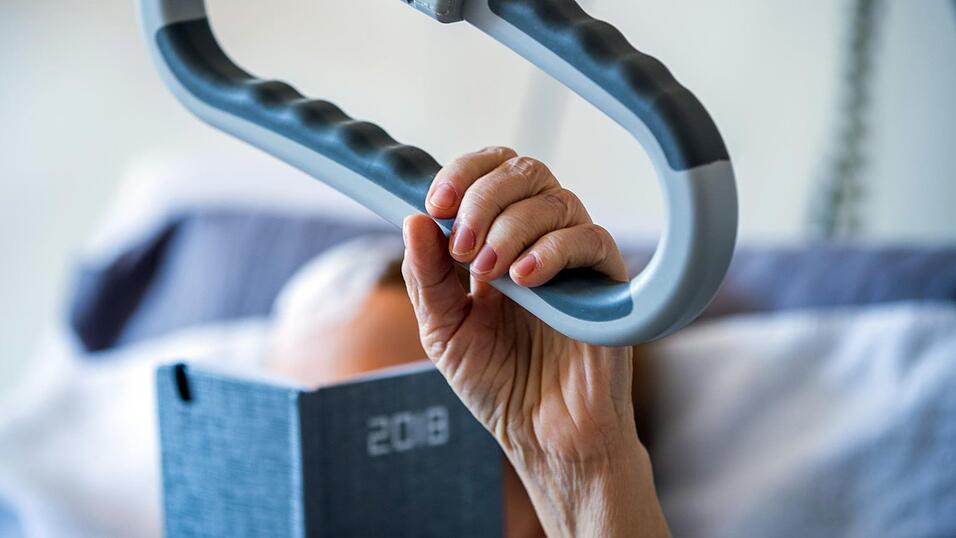 Eine Pflegekraft steht vor Gericht, weil er zwei betagte Damen bel&auml;stigt haben soll.