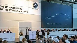 Bei der VW-Betriebsversammlung sind die Umrisse des kommenden Golf 9 erstmals auf der Leinwand zu sehen.