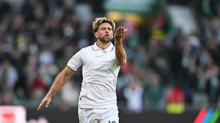 Küsschen für die Fans: Werder Bremens Torjäger Niclas Füllkrug nach seinem ersten von zwei Toren beim 2:2 gegen Paderborn. Küsschen für die Fans: Werder Bremens Torjäger Niclas Füllkrug nach seinem ersten von zwei Toren beim 2:2 gegen Paderborn.