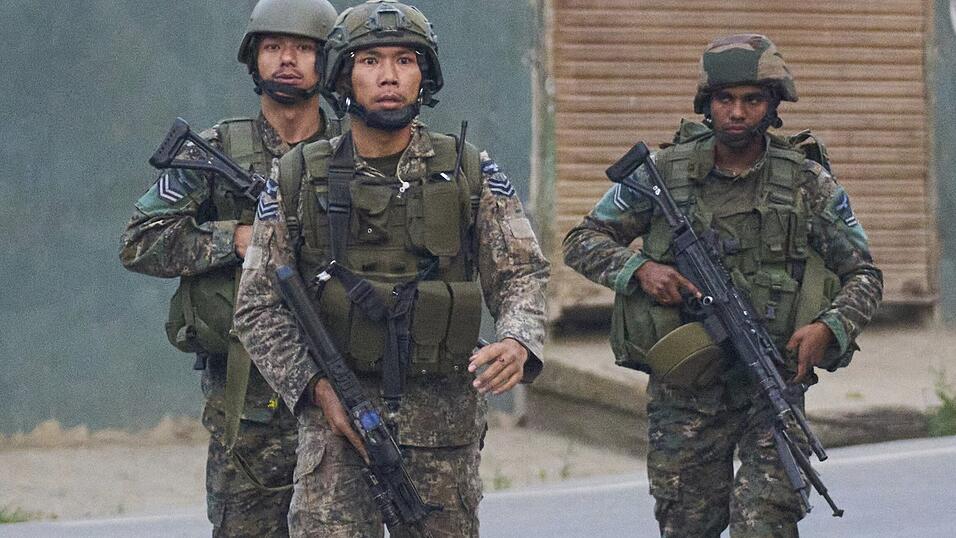 Soldaten der indischen Luftwaffe treffen im indisch kontrollierten Kaschmir ein.