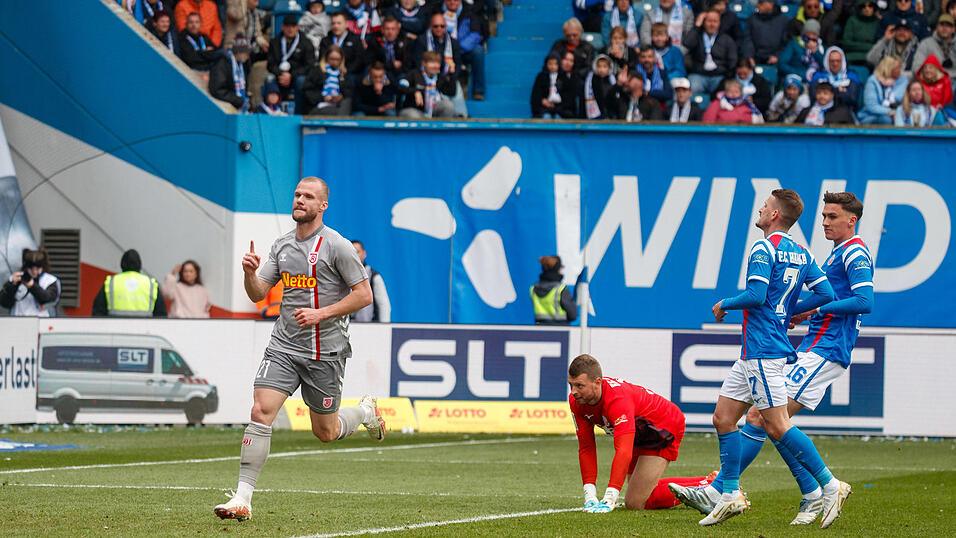Der Sieggarant der Regensburger gegen Hansa Rostock: Eric Hottmann (in grau).