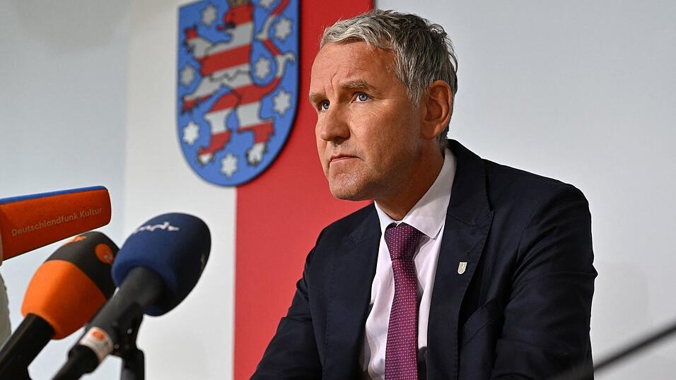 Thüringens AfD-Fraktionschef Björn Höcke will mit seiner Fraktion einen Antrag auf Auflösung des Landtags stellen. Dafür ist jedoch eine Zweidrittelmehrheit nötig. Thüringens AfD-Fraktionschef Björn Höcke will mit seiner Fraktion einen Antrag auf Auflösung des Landtags stellen. Dafür ist jedoch eine Zweidrittelmehrheit nötig.