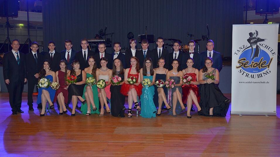 Die Bilder vom Abschlussball der Tanzschule Seidel in der Fraunhofer-Halle am 28. November. Die Bilder vom Abschlussball der Tanzschule Seidel in der Fraunhofer-Halle am 28. November.