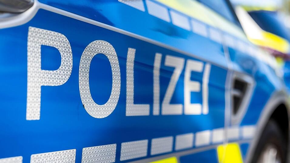 Vier junge Fußballfans sind in Berg bei Neumarkt von mehreren Vermummten in ihrem Auto angegriffen und ausgeraubt worden. (Symbolbild) Vier junge Fußballfans sind in Berg bei Neumarkt von mehreren Vermummten in ihrem Auto angegriffen und ausgeraubt worden. (Symbolbild)