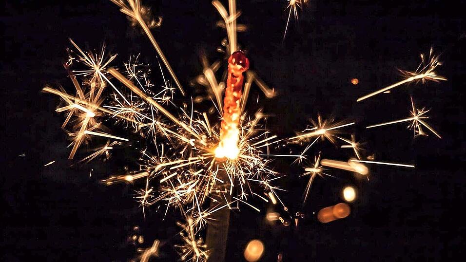 Wunderkerzen dürfen brennen, Feuerwerksraketen und Böller werden in diesem Jahr, aufgrund des Verkaufsverbots, jedoch nicht viele gezündet werden. Wunderkerzen dürfen brennen, Feuerwerksraketen und Böller werden in diesem Jahr, aufgrund des Verkaufsverbots, jedoch nicht viele gezündet werden.