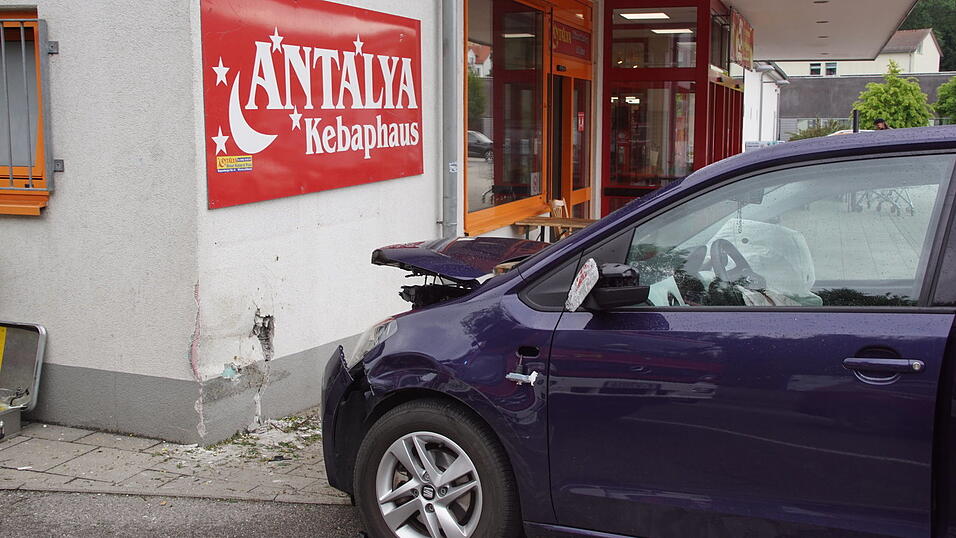 In W&ouml;rth an der Donau ist ein Autofahrer gegen eine D&ouml;nerbude gefahren.&nbsp;