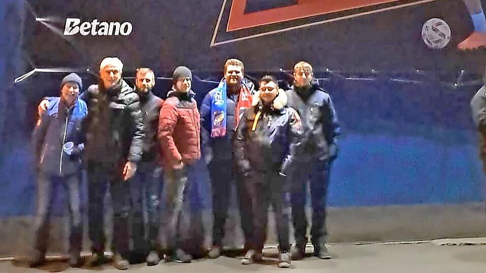 Die K&ouml;tztinger Fu&szlig;ballfans am vergangenen Donnerstag vor der Doosan-Arena in Pilsen. Das Hinspiel gegen Lazio Rom verliert Viktoria ungl&uuml;cklich.