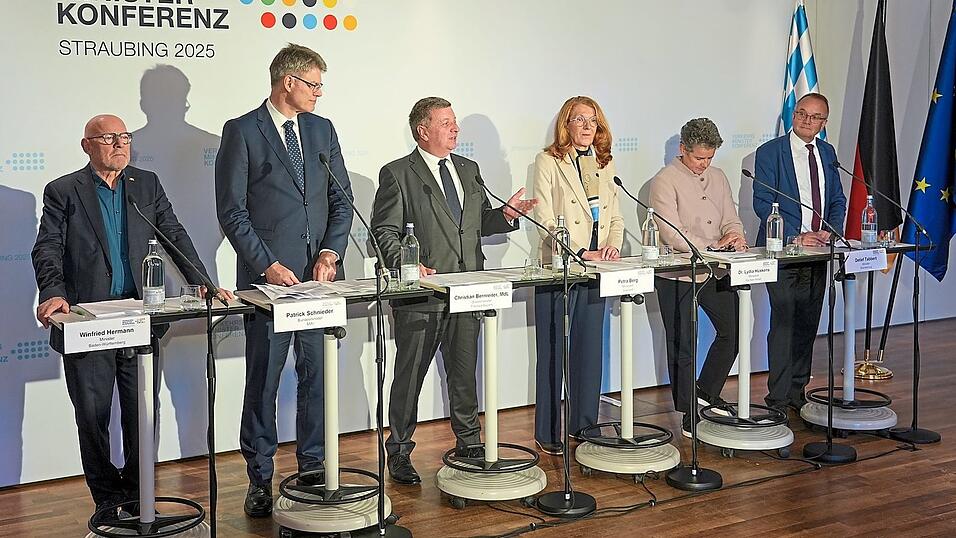 Bundesverkehrsminister Patrick Schnieder (2. v. l.) trifft in Straubing seine Amtskollegen aus den Ländern. Gastgeber ist der bayerische Verkehrsminister Christian Bernreiter (3. v. l.). Bundesverkehrsminister Patrick Schnieder (2. v. l.) trifft in Straubing seine Amtskollegen aus den Ländern. Gastgeber ist der bayerische Verkehrsminister Christian Bernreiter (3. v. l.).