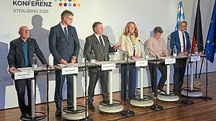 Bundesverkehrsminister Patrick Schnieder (2. v. l.) trifft in Straubing seine Amtskollegen aus den Ländern. Gastgeber ist der bayerische Verkehrsminister Christian Bernreiter (3. v. l.). Bundesverkehrsminister Patrick Schnieder (2. v. l.) trifft in Straubing seine Amtskollegen aus den Ländern. Gastgeber ist der bayerische Verkehrsminister Christian Bernreiter (3. v. l.).