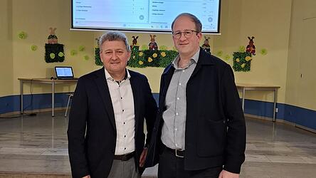 Eichendorfs B&uuml;rgermeister Josef Beham (FW, l.) setzte sich klar gegen CSU-Herausforderer Stefan Stangl durch.