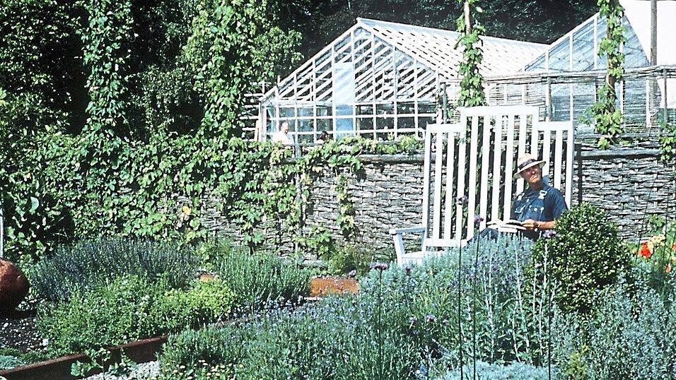 Ein kleines Paradies, das Blumen-, Obst- und Gemüsegarten zugleich ist. Ein kleines Paradies, das Blumen-, Obst- und Gemüsegarten zugleich ist.