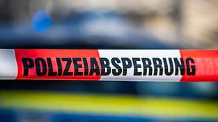 Während des Einsatzes sperrte die Polizei die Straße im Bereich der Unterkunft. (Symbolbild)