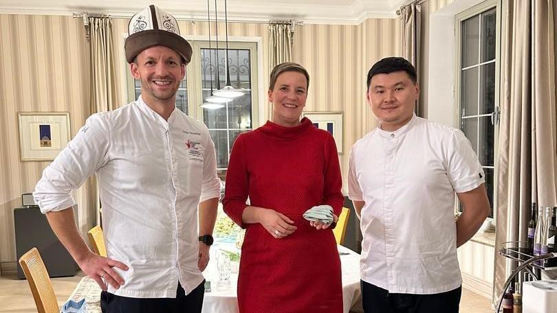 Stefan Oberm&uuml;ller mit der Deutschen Botschafterin Monika Lenhard und dem kirgisischen Influencer-Koch.