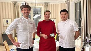 Stefan Oberm&uuml;ller mit der Deutschen Botschafterin Monika Lenhard und dem kirgisischen Influencer-Koch.