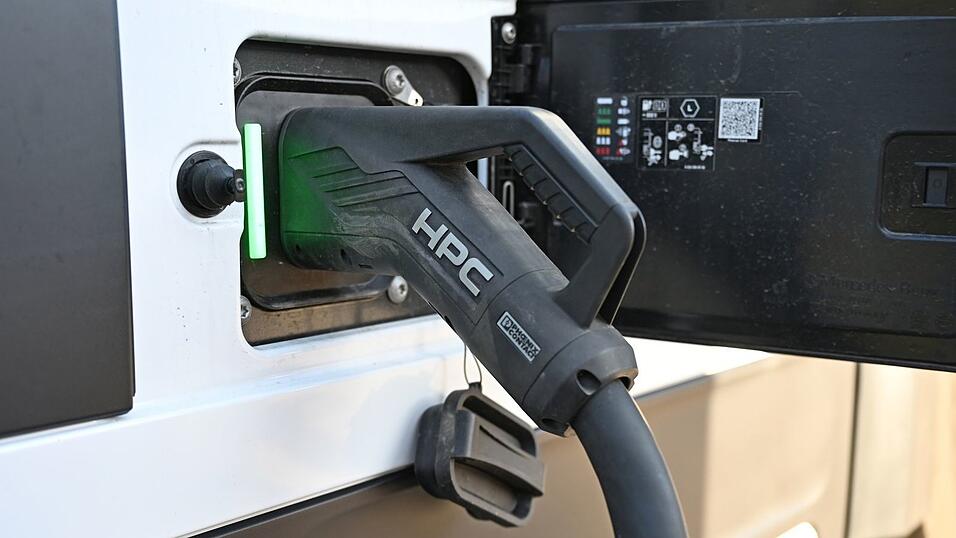 Schnelle Ladepunkte im Megawatt-Bereich für Lkw sind an den Autobahnen rar, kritisiert der Branchenverband BGL. Schnelle Ladepunkte im Megawatt-Bereich für Lkw sind an den Autobahnen rar, kritisiert der Branchenverband BGL.