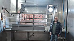 Betriebsinhaber Erwin Stuiber im &uuml;ber Leader gef&ouml;rderten Schlachthaus Limmerhof.