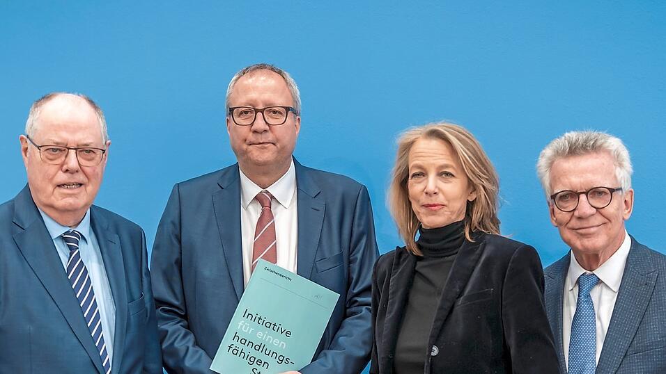 Die Vierer-Gruppe aus (v. l.) Bundesminister a. D Peer Steinbrück, Ex-Präsident des Bundesverfassungsgerichts Andreas Voßkuhle, Medienmanagerin Julia Jäkel und Bundesminister a. D. Thomas de Maizière stellen den Zwischenbericht der 'Initiative für einen handlungsfähigen Staat' vor. Die Vierer-Gruppe aus (v. l.) Bundesminister a. D Peer Steinbrück, Ex-Präsident des Bundesverfassungsgerichts Andreas Voßkuhle, Medienmanagerin Julia Jäkel und Bundesminister a. D. Thomas de Maizière stellen den Zwischenbericht der 'Initiative für einen handlungsfähigen Staat' vor.