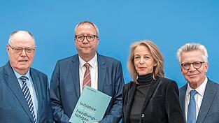 Die Vierer-Gruppe aus (v. l.) Bundesminister a. D Peer Steinbrück, Ex-Präsident des Bundesverfassungsgerichts Andreas Voßkuhle, Medienmanagerin Julia Jäkel und Bundesminister a. D. Thomas de Maizière stellen den Zwischenbericht der 'Initiative für einen handlungsfähigen Staat' vor.