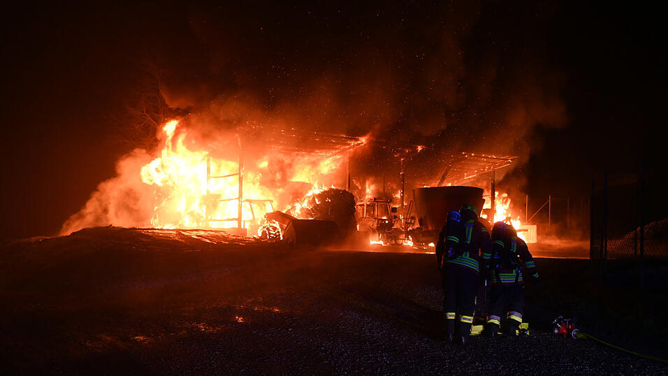 Die Lagerhalle brannte im Laufe der Nacht komplett nieder.&nbsp;