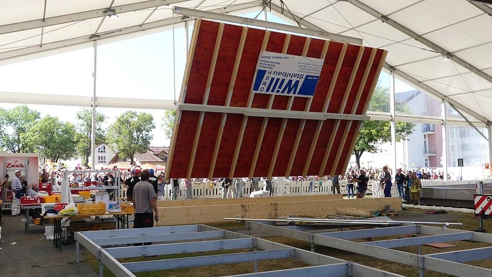 Hunderte freiwillige Helfer haben angepackt und zusammen mit den beiden Initiatoren Werner Biersack und Rudi Dietl das XXL-Schnitzel vorbereitet und gebraten. Das Spektakel vor einem Jahr lockte Tausende Besucher nach Mengkofen.