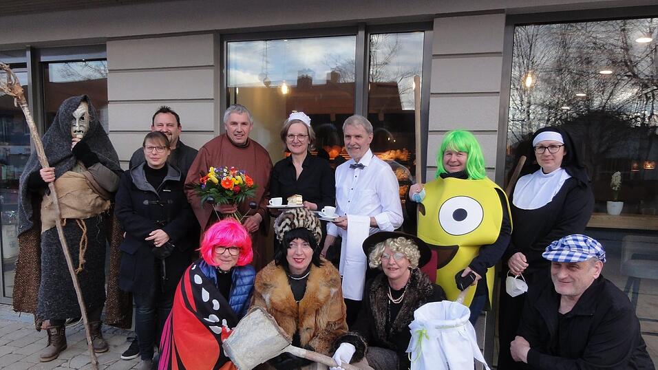 Die Hausherren des neuen Tagescaf&eacute;s &uuml;berraschten die Zeitungsaustr&auml;ger mit einem Empfang. Die B&auml;ckerei Bittner unterst&uuml;tzt seit Jahrzehnten den Verkauf der Mariakirchener Faschingszeitung.
