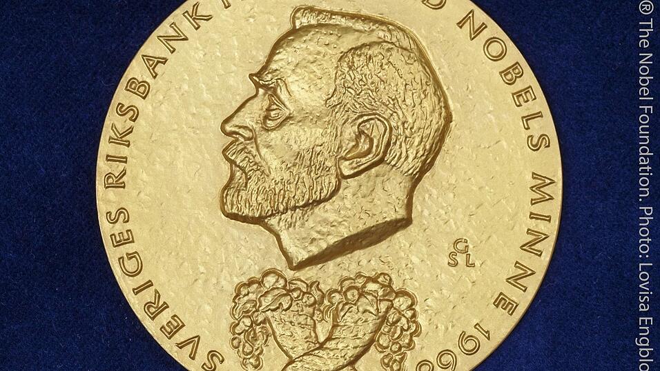 Diese besondere Medaille erhalten die Wirtschaftsnobelpreisträger. (Archivbild)