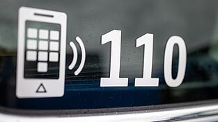 Der couragierte Helfer wählte den Notruf. (Symbolbild) Der couragierte Helfer wählte den Notruf. (Symbolbild)