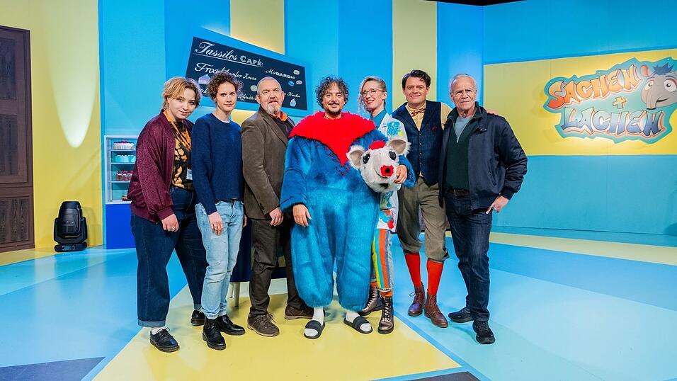 Schnell zeigt sich, dass es im Team der Sendung knirscht, sobald die Kamera aus ist.