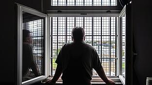 Aus den Belegungszahlen lasse sich nicht erkennen, dass nichtdeutsche Staatsangehörige krimineller seien als Deutsche, erklärt der Kriminologe Henning Müller. Aus den Belegungszahlen lasse sich nicht erkennen, dass nichtdeutsche Staatsangehörige krimineller seien als Deutsche, erklärt der Kriminologe Henning Müller.