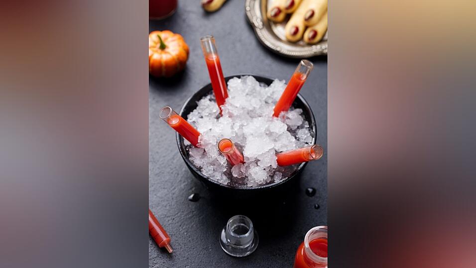 Der 'blutige' Cocktail kann natürlich auch im Reagenzglas serviert werden.