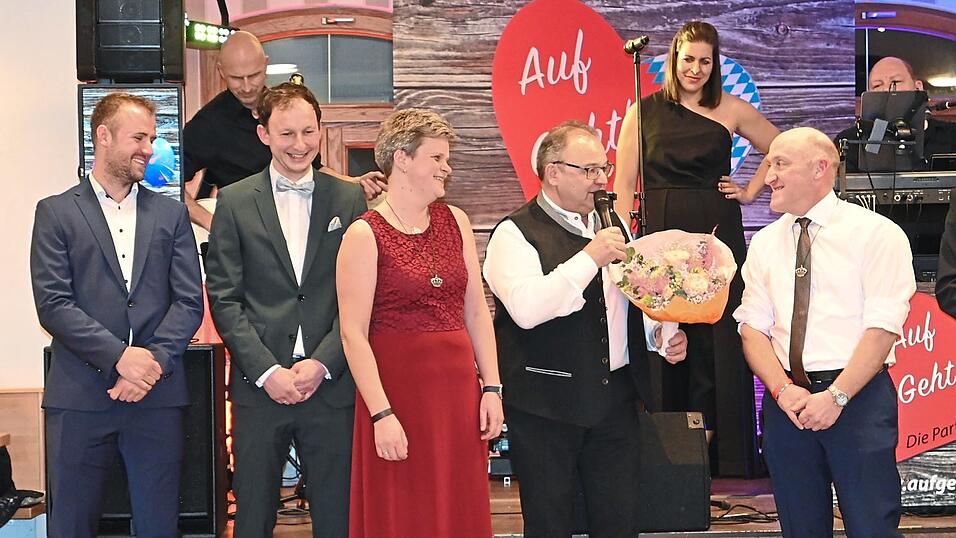 Bestens war die Stimmung beim Habererball. Die Besucher feierten ausgelassen. Georg Froschermeier und seine Gattin Birgit (im Bild rechts) wurden zum Ballkönigspaar ernannt. Bestens war die Stimmung beim Habererball. Die Besucher feierten ausgelassen. Georg Froschermeier und seine Gattin Birgit (im Bild rechts) wurden zum Ballkönigspaar ernannt.