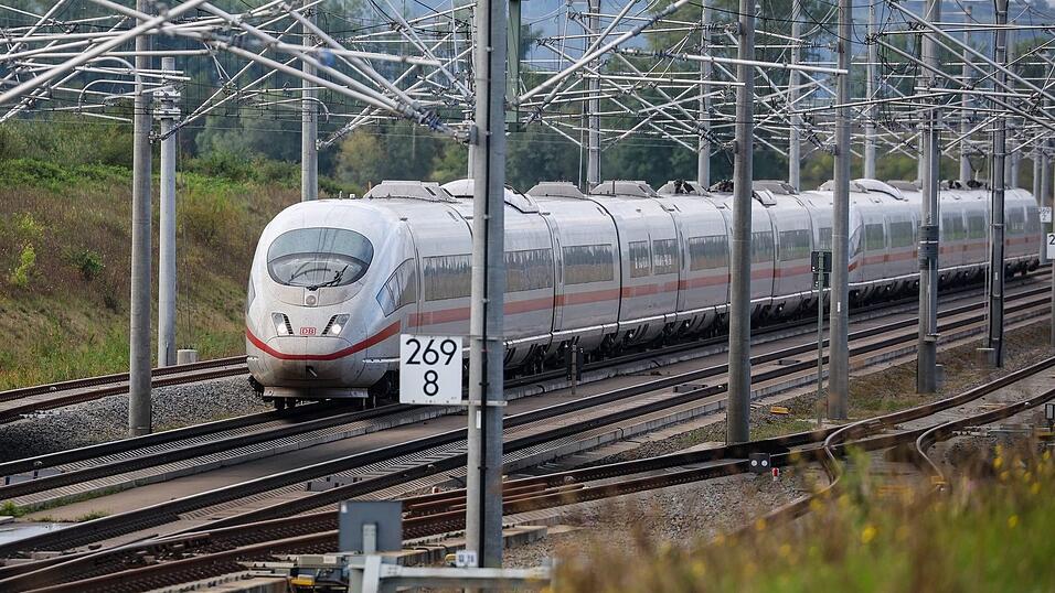 Die Deutsche Bahn will einen frühen ICE-Halt in Aschaffenburg streichen. (Symbolbild)