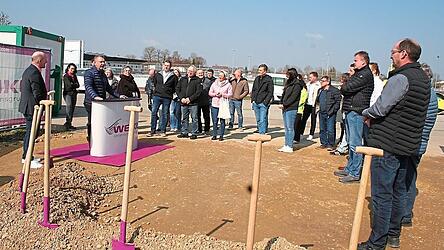 Zahlreiche G&auml;ste waren zum Spatenstich und offizieller Er&ouml;ffnung der Bauma&szlig;nahme erschienen.