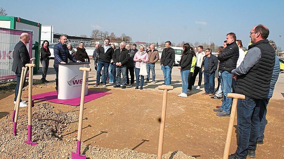 Zahlreiche G&auml;ste waren zum Spatenstich und offizieller Er&ouml;ffnung der Bauma&szlig;nahme erschienen.