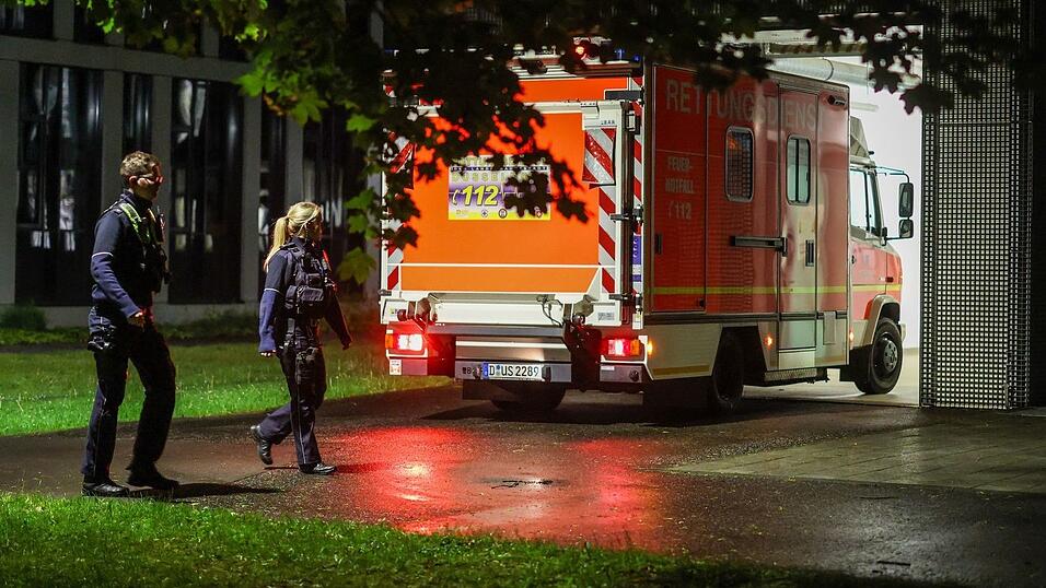 Ein Rettungswagen bringt eine deutsche Patientin in das Infektionszentrum der Uniklinik D&uuml;sseldorf.