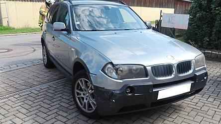 Der BMW-Fahrer fuhr auf das abbiegende Fahrzeug auf.