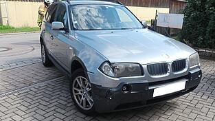 Der BMW-Fahrer fuhr auf das abbiegende Fahrzeug auf.
