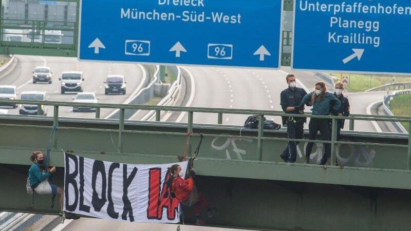 Aktivistinnen haben sich nahe M&uuml;nchen an einer Autobahnbr&uuml;cke abgeseilt und demonstrieren gegen die Automesse IAA Mobility.