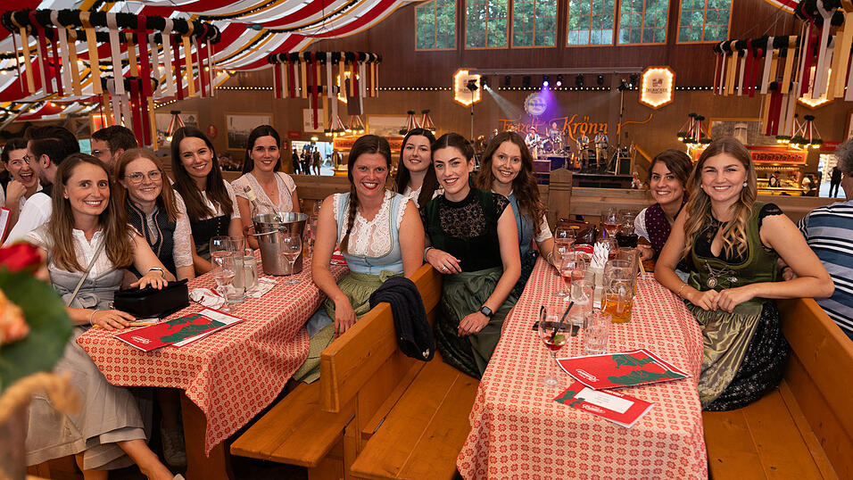 Die Partybilder vom Donnerstag, 17. August 2023, aus dem Festzelt Krönner. Die Partybilder vom Donnerstag, 17. August 2023, aus dem Festzelt Krönner.