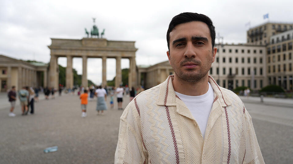Anas Modamani kam 2015 als Flüchtling nach Deutschland und wurde bekannt durch ein Selfie mit der damaligen Bundeskanzlerin Angela Merkel in einem Berliner Flüchtlingsheim.