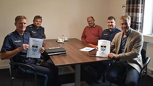 B&uuml;rgermeister Anton Sporrer und Stellvertreter Markus Hei&szlig; empfingen ersten Polizeihauptkommissar Stephan Lehner, Polizeihauptkommissar Herbert Pinkl und Polizeiobermeister Markus Wieczorek.
