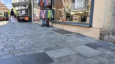 Auf diesen rechteckigen Granitplatten am Theresienplatz zwischen Wei&szlig;bierhaus und &bdquo;Trimaxi/Alabama&ldquo; ist die Leserin bei Regen ausgerutscht.