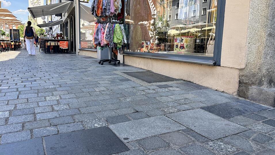 Auf diesen rechteckigen Granitplatten am Theresienplatz zwischen Wei&szlig;bierhaus und &bdquo;Trimaxi/Alabama&ldquo; ist die Leserin bei Regen ausgerutscht.