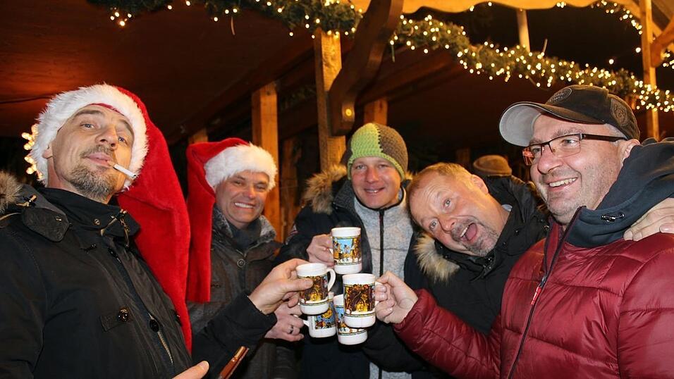 Der Christkindlmarkt und die Weihnachtspyramide geh&ouml;ren in der Adventszeit zu den beliebtesten Treffpunkten in Landshut.