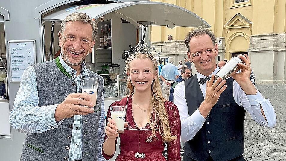 Mit G&uuml;nther Fel&szlig;ner, Pr&auml;sident des Bayerischen Bauernverbandes, und Wolfgang Scholz, Vorsitzender des Verbands der Milcherzeuger Bayerns, st&ouml;&szlig;t Milchprinzessin Verena Wagner mit einem Glas Milch an.