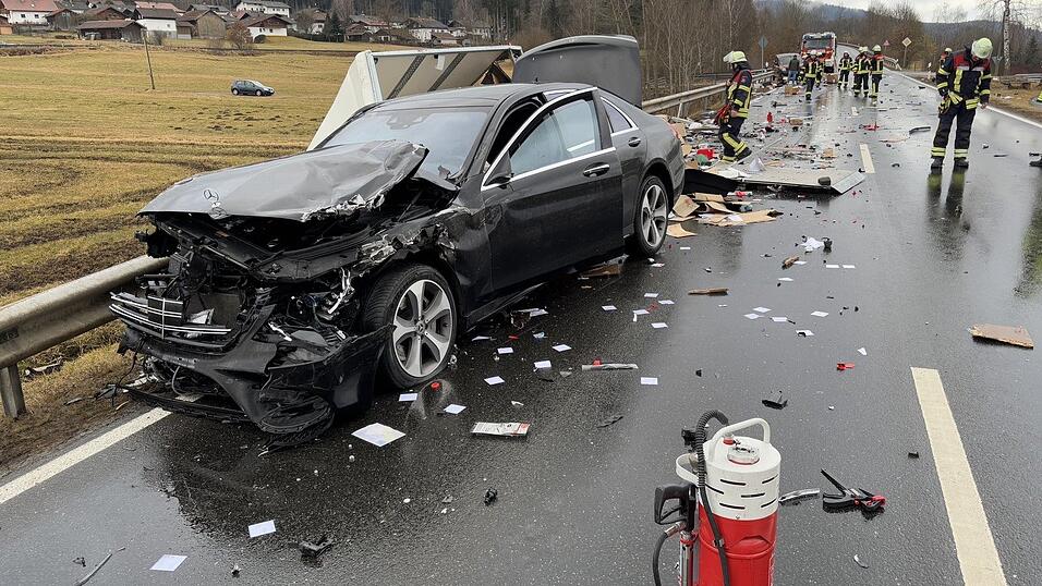 Der Anh&auml;nger wurde durch die Wucht der Kollision v&ouml;llig zerst&ouml;rt. Am Unfallfahrzeug entstand Totalschaden.