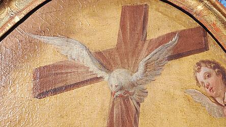 Das Bild zeigt einen Ausschnitt des Ölgemäldes „Heilige Dreifaltigkeit“. Die Taube symbolisiert den Heiligen Geist. Das Gemälde aus der Barockzeit wurde vom Schimmel befreit und befindet sich jetzt in der Vilsbiburger Spitalkirche. Es wurde vom Depot- zum Ausstellungsstück.