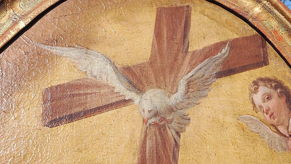 Das Bild zeigt einen Ausschnitt des Ölgemäldes „Heilige Dreifaltigkeit“. Die Taube symbolisiert den Heiligen Geist. Das Gemälde aus der Barockzeit wurde vom Schimmel befreit und befindet sich jetzt in der Vilsbiburger Spitalkirche. Es wurde vom Depot- zum Ausstellungsstück. Das Bild zeigt einen Ausschnitt des Ölgemäldes „Heilige Dreifaltigkeit“. Die Taube symbolisiert den Heiligen Geist. Das Gemälde aus der Barockzeit wurde vom Schimmel befreit und befindet sich jetzt in der Vilsbiburger Spitalkirche. Es wurde vom Depot- zum Ausstellungsstück.