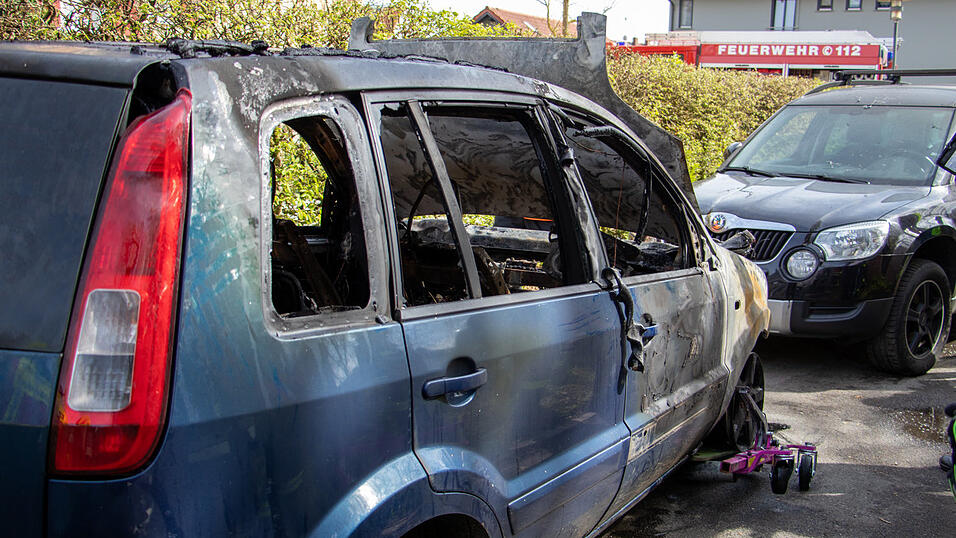 In einer Tiefgarage in Niederalteich hat es am Samstagnachmittag gebrannt. Ein nahes Pflegeheim musste deswegen evakuiert werden. In einer Tiefgarage in Niederalteich hat es am Samstagnachmittag gebrannt. Ein nahes Pflegeheim musste deswegen evakuiert werden.